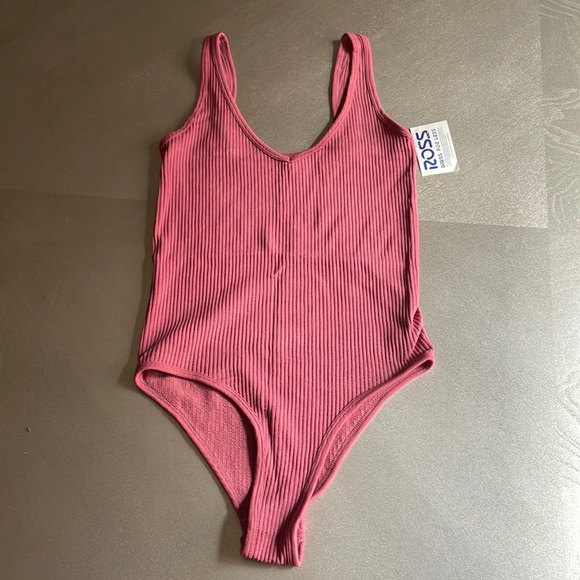 Tops - 5 for $25 💴Mauve body suit with snaps